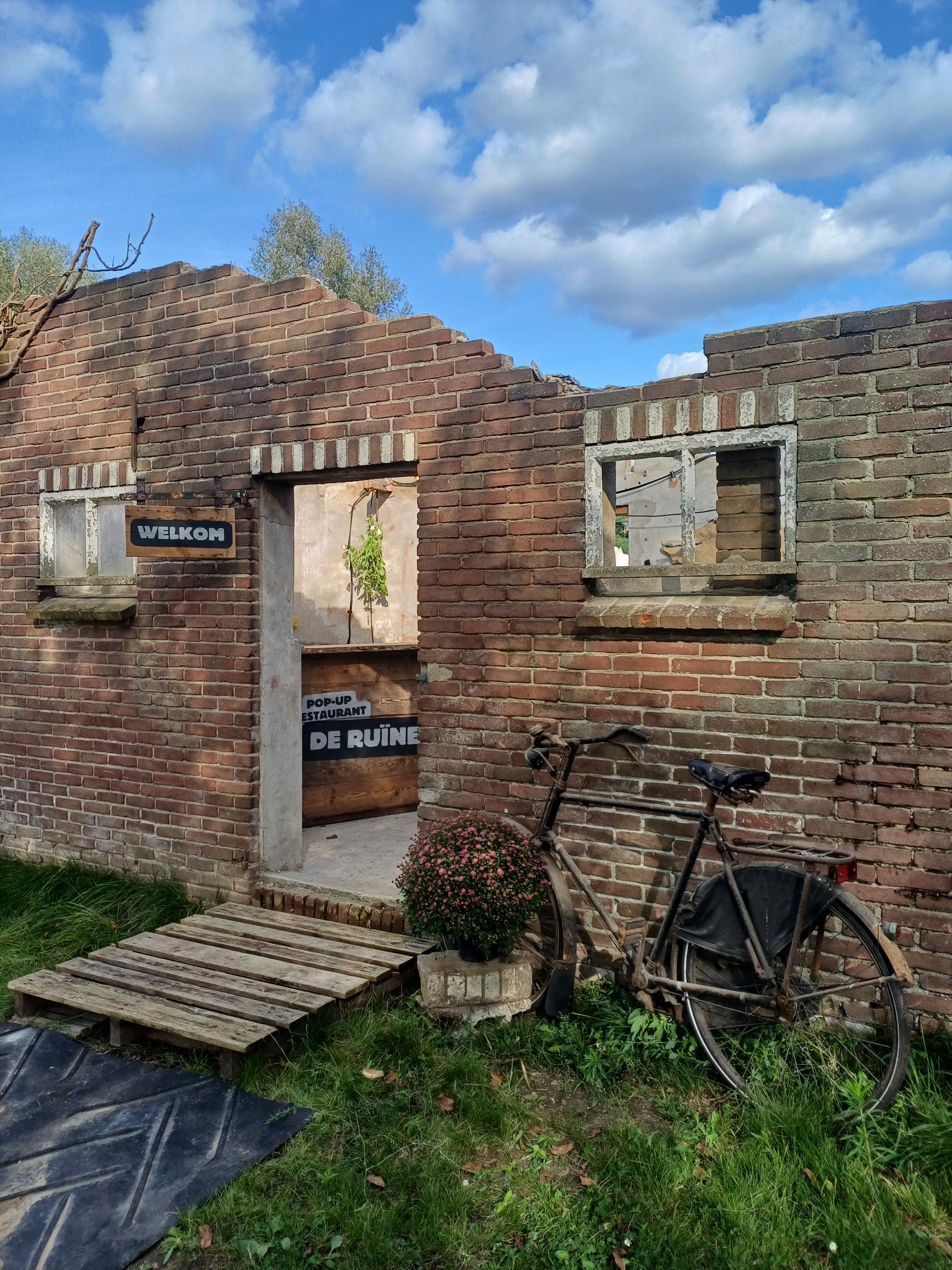De pizza-kas, een passieve serre met houtgestookte pizzaoven